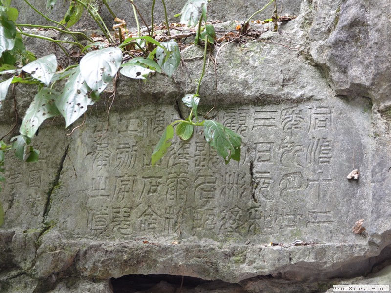 The monastery was founded in 328 AD during the Eastern Jin Dynasty by monk Hui Li, who came from India. 