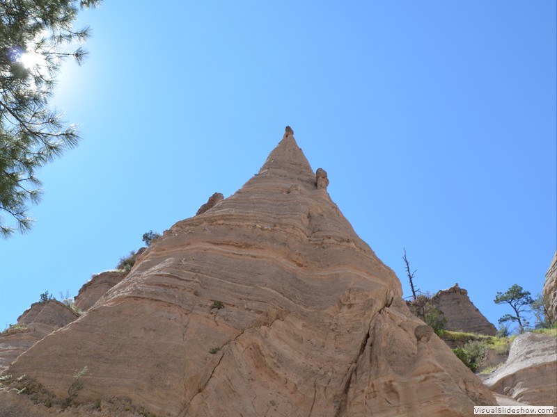 The tent rocks coming closer